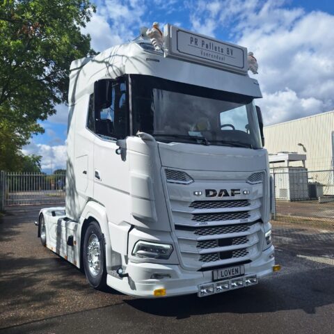 Afgeleverde truck DAF XG 530 FT Low Deck voor P.R. Pallets B.V.