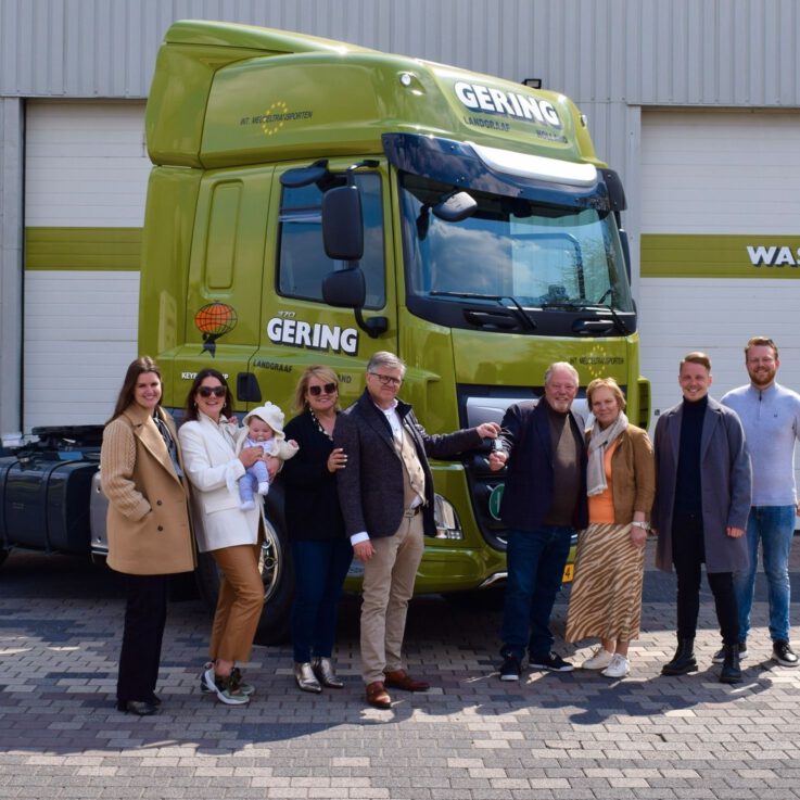De aflevering van eenDAF truck bij internationaal meubeltransport Gering - Loven Trucks